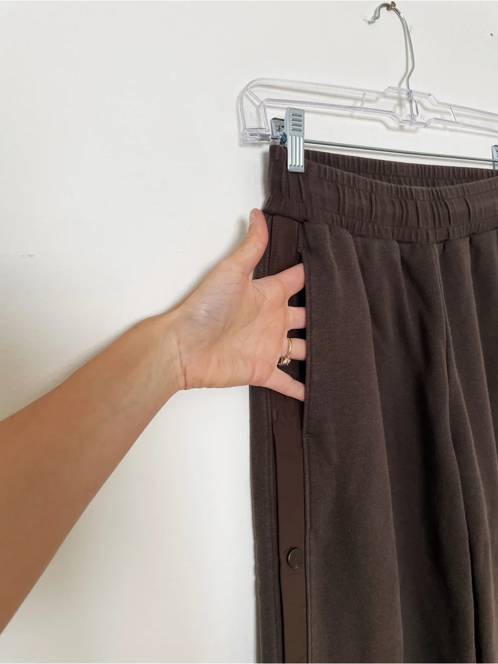 Alo courtside tear away snap pants sweats sweat pants chocolate brown stripe XS